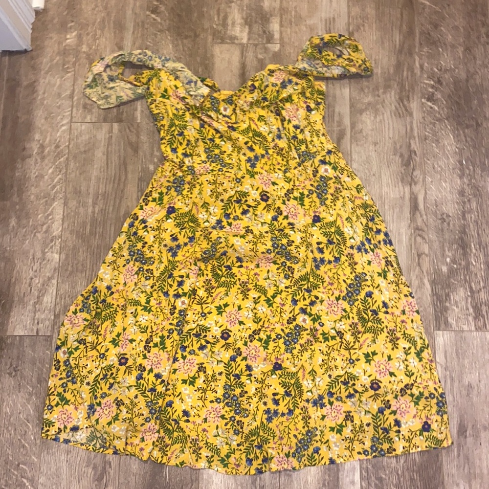 Yelllw floral Old Navy dress size Medium. No tags but never worn.